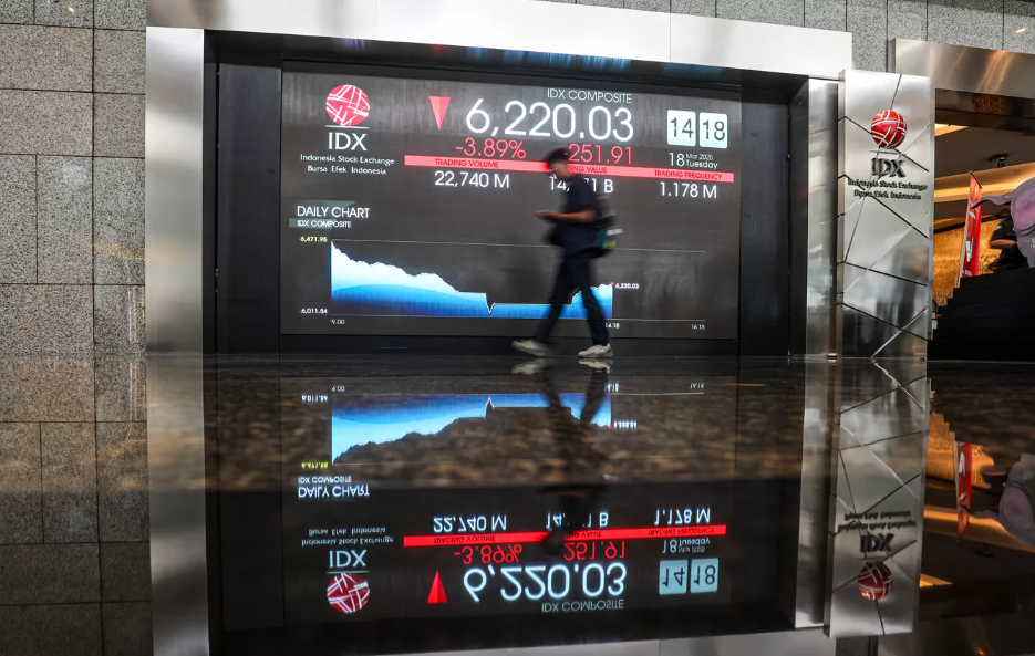 Awak media mengamati layar Indeks Harga Saham Gabungan (IHSG) di Bursa Efek Indonesia, Jakarta, Selasa (18/3/2025). (Salman Toyibi/Jawa Pos)