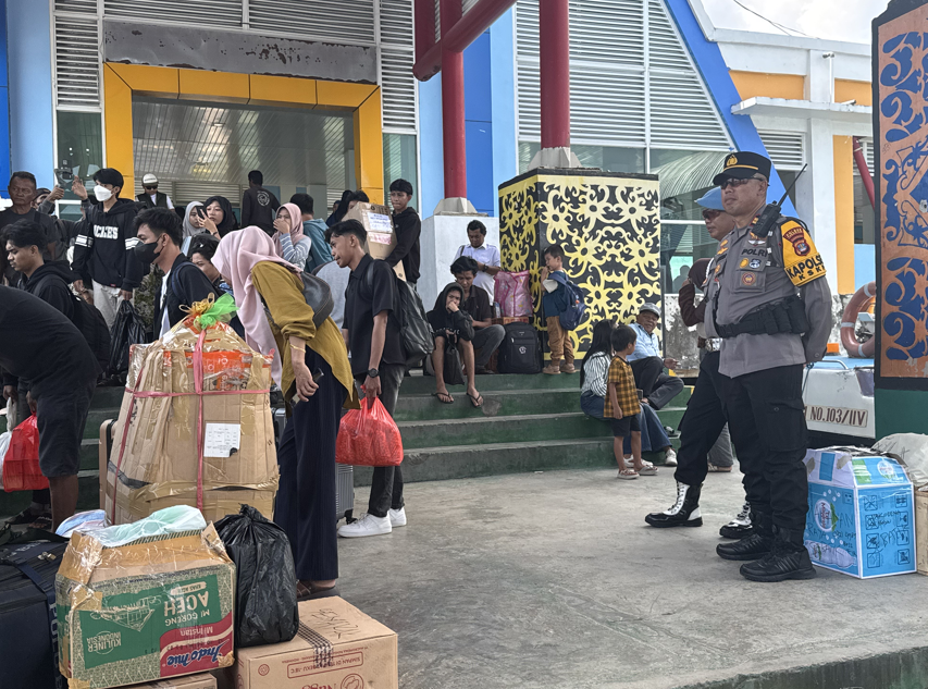 JELANG ARUS MUDIK: Aktivitas di Pelabuhan Tengkayu I Tarakan diawasi kepolisian jelang momen arus mudik Lebaran, Senin (24/3). (SEPTIAN ASMADI/HRK)
