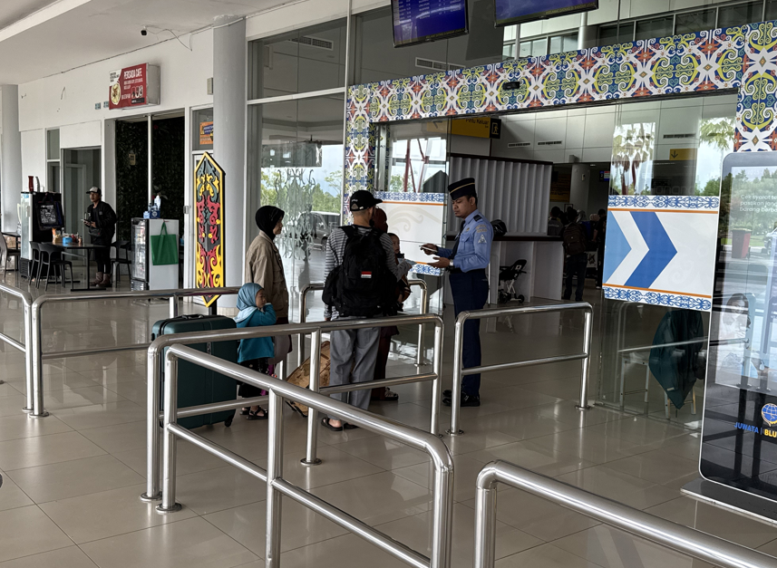 KEBERANGKATAN: Aktivitas Bandara Juwata Tarakan belum terlihat lonjakan penumpang, Selasa (25/3). (SEPTIAN ASMADI/HRK)