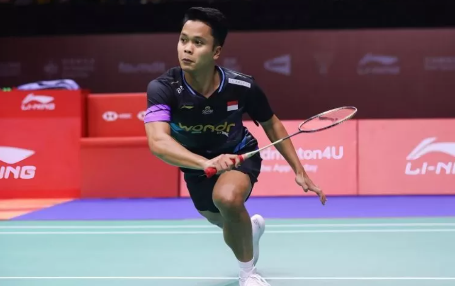Tunggal putra Indonesia Anthony Sinisuka Ginting beraksi melawan wakil Denmark Viktor Axelsen pada babak semifinal Hong Kong Open 2024 di Hong Kong Coliseum, Sabtu (14/9/2024). (ANTARA/HO-PBSI)
