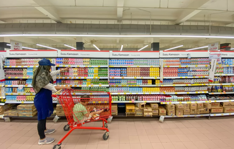 Sejumlah pengunjung berbelanja produk minuman berpemanis dalam kemasan (MBDK) di supermarket di Jakarta, Minggu (9/2/2025). (Hanung Hambara/Jawa Pos)
