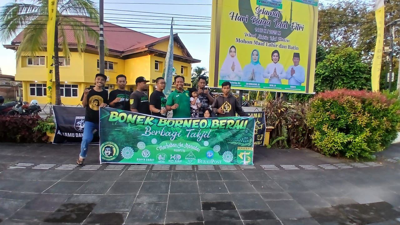 BERBAGI: Bonek Borneo Berau kepada masyarakat dengan membagikan 700 paket takjil.&nbsp;(BONEK BORNEO UNTUK BERAU POST)