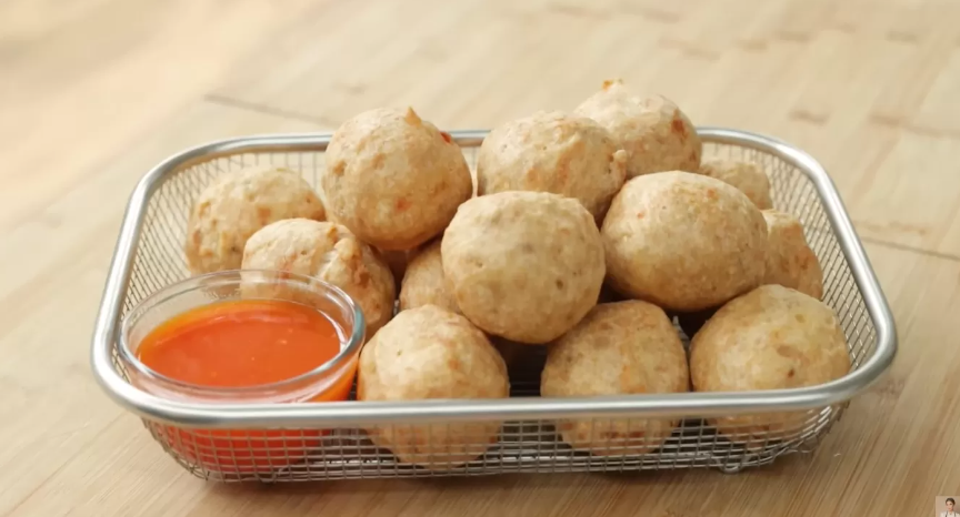 Resep bakso goreng rumahan (foto dari tangkapan layar Youtube Devina Hermawan)