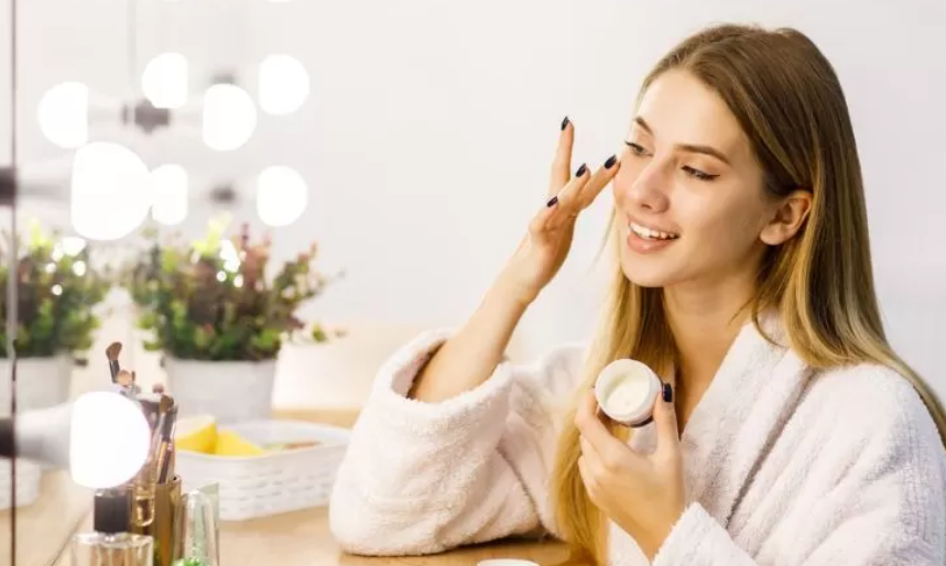 Ilustrasi skincare yang wajib masuk dalam rutinitas harian (artursafronovvvv/freepik.com)
