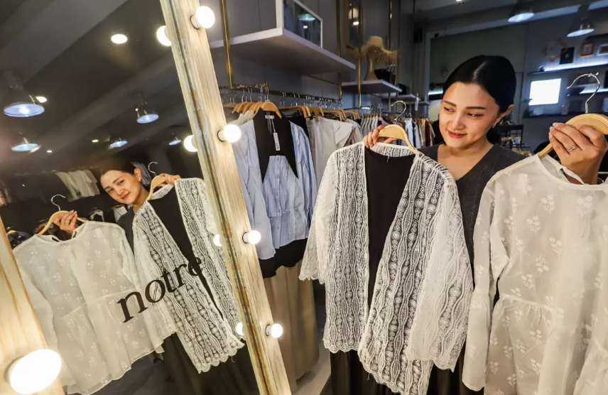 Ilustrasi memilih baju jelang lebaran. (Riana Setiawan/Jawa Pos)