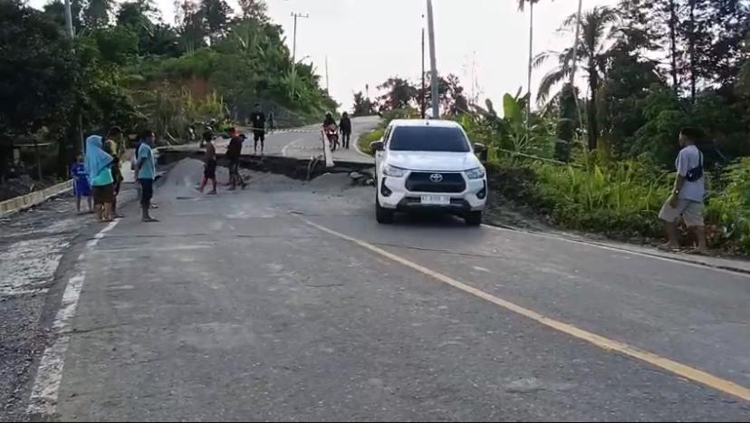 RUSAK PARAH: Jalan Poros Berau-Bulungan km 13-14 mengalami kerusakan sehingga tidak bisa dilintasi kendaraan. (DOK UNTUK BP)