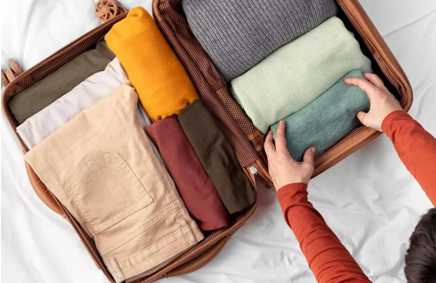Ilustrasi mengemas barang bawaan untuk berpergian (Dok. Freepik)