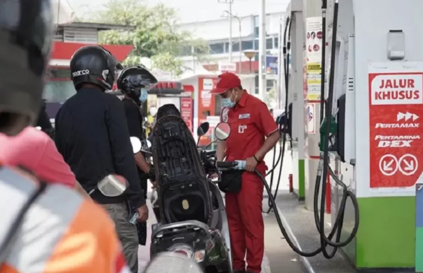 Petugas mengisi bahan bakar pertamax ke kendaraan pelanggan. Sumber: Novi Abdi/ANTARA