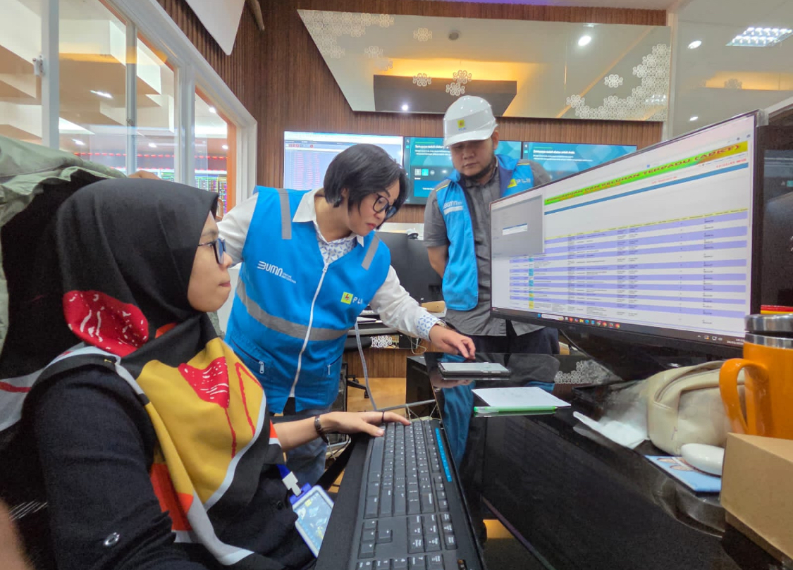 SIAGA: General Manager PLN UID Kaltimra, Maria G.I Gunawan memonitoring pasokan kelistrikan Idulfitri yang bertugas dj wilayah Kaltim dan Kaltara. (PLN UID KALTIMRA UNTUK BERAU POST)