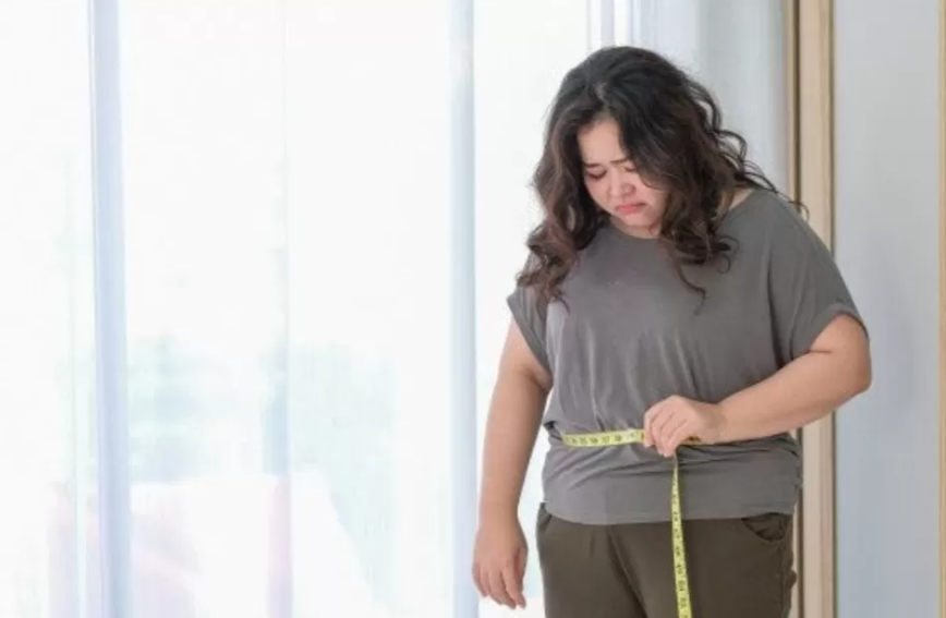 Ilustrasi seorang perempuan yang mengalami kelebihan berat badan. (Freepik)