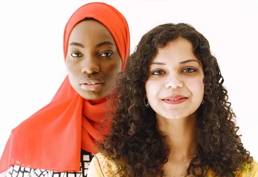 Ilustrasi perempuan berhijab dan berambut keriting (Dok. Pexels)