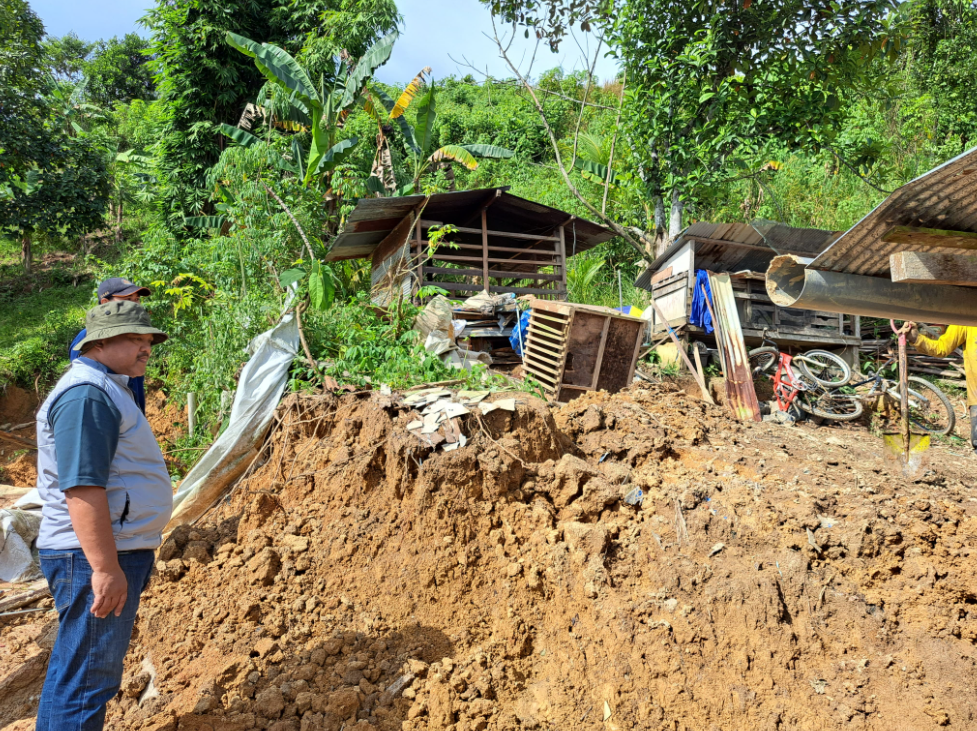 DITINJAU: Wabup Gamalis meninjau langsung beberapa titik longsor yang ada di wilayah Teluk Bayur sebagai pesan kehadiran pemerintah untuk masyarakat. (HUMAS PROKOPIM)