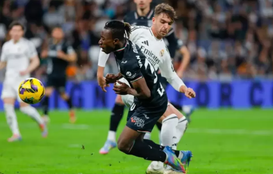 Raul Asencio melakukan kontak dengan kaki Yan Diomande (Dok. X @CDLeganes)