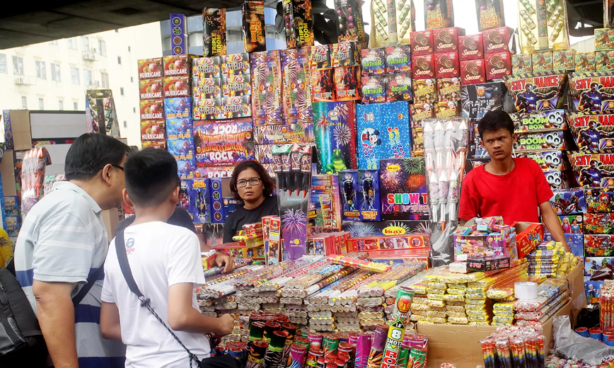 Warga saat berburu petasan dan kembang api di Pasar Asemka, Jakarta. (DERY RIDWANSAH/JAWAPOS.COM)