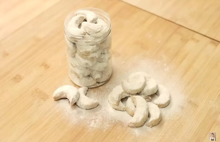 Kue putri salju ala Chef Devina Hermawan. (YouTube Devinna Hermawan)