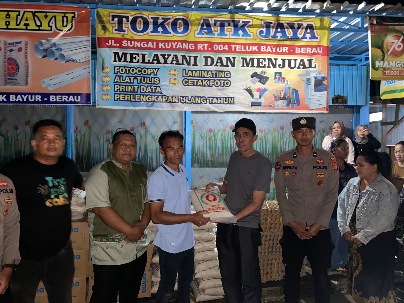DISALURKAN: PT BJU salurkan ratusan paket bantuan kepada para warga yang menjadi korban banjir beberapa hari terakhir di Berau. (SENO/BP)