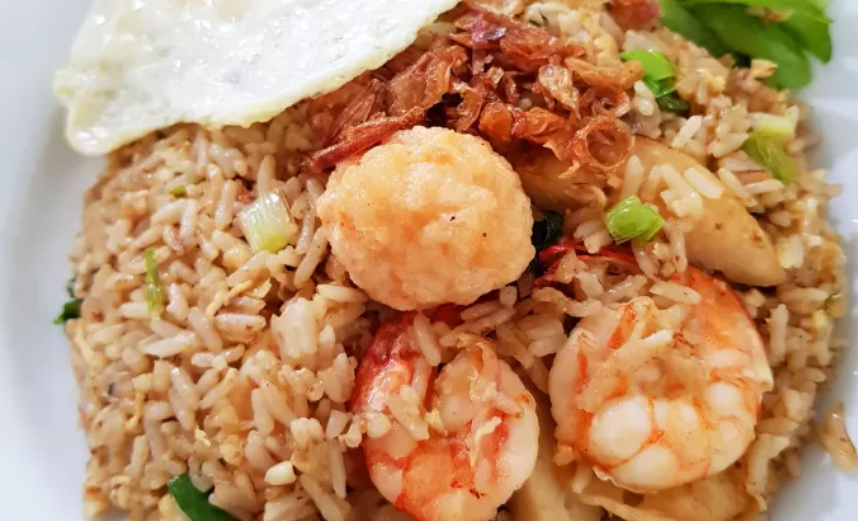 Ilustrasi nasi goreng seafood. (thehealthybelly.co)
