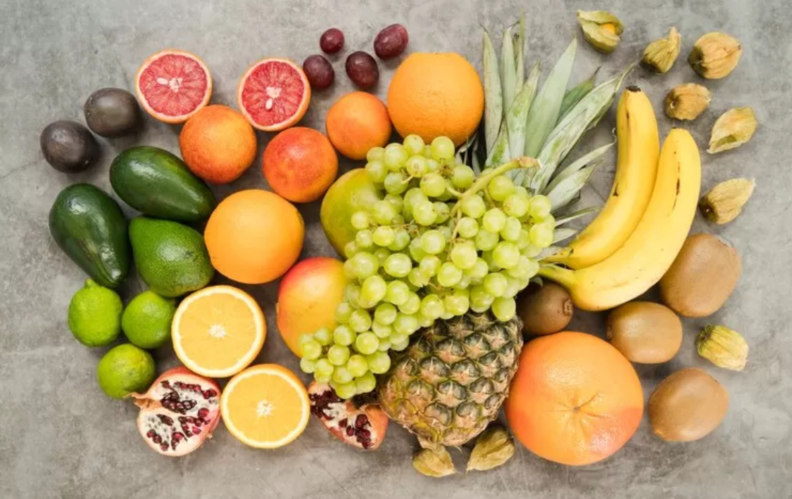 Ilustrasi buah yang dapat membantu menurunkan kadar kolesterol jahat dan bisa menyelamatkan tubuh dari bahaya kolesterol (Freepik)