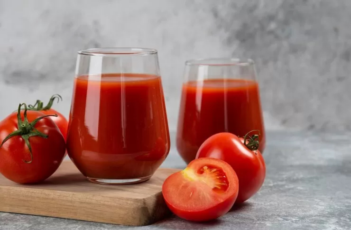 Jus tomat merupakan salah satu minuman yang dapat membantu menurunkan kadar kolesterol tinggi dalam tubuh (foto: freepik/ azerbaijan_stockers)
