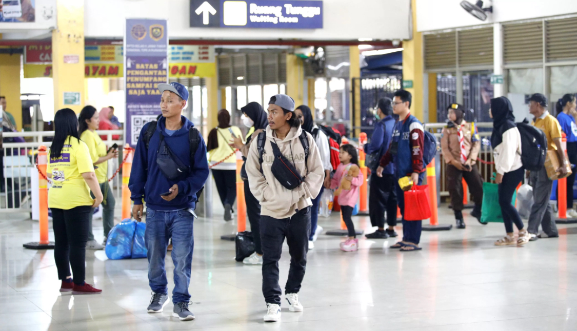 Suasana di Terminal Purabaya yang dipadati pemudik di puncak arus mudik, Jumat (28/3). (Angger Bondan / Jawa Pos)