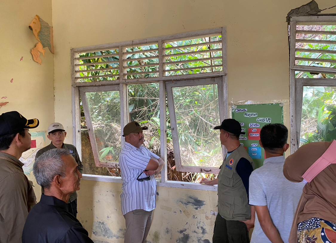 TINJAU LOKASI: Wakil Bupati Berau, Gamalis meninjau SD 001 Gurimbang yang terdampak longsor sehingga menyebabkan kerusakan pada satu kelas belajar siswa. (SENO/BP)