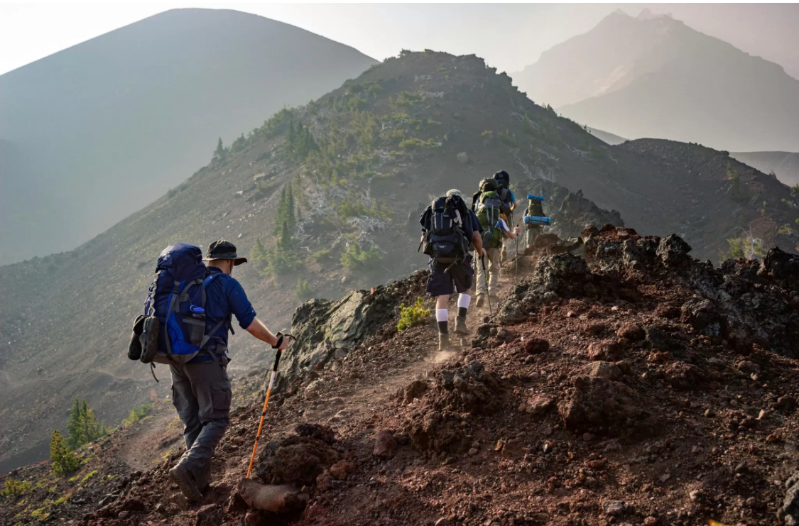 Ilustrasi naik gunung. (Pexels)