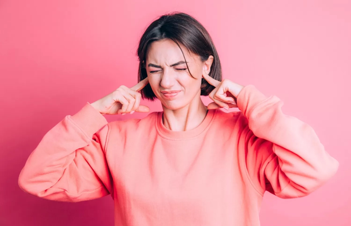 Ilustrasi telinga tersumbat. (Freepik)