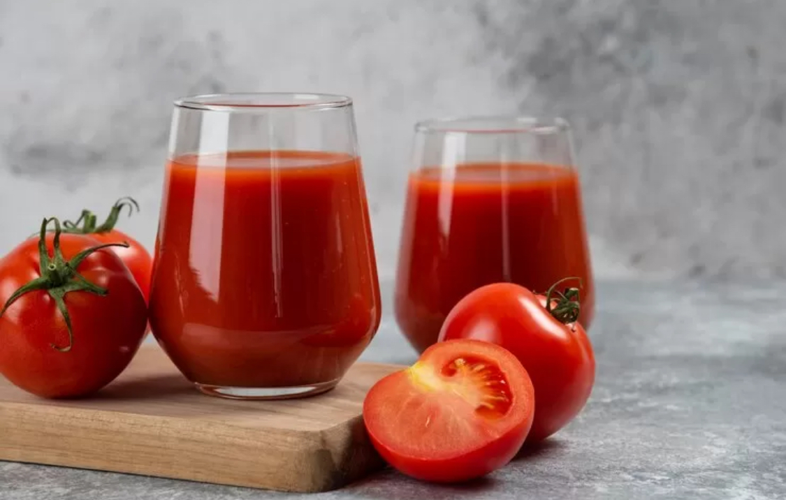 Jus tomat m. (foto: freepik/ azerbaijan_stockers)