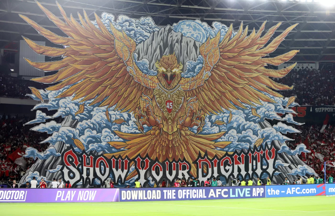 Koreografi Spektakuler Show Your Dignity dari Suporter Timnas Indonesia Membakar Semangat di SUGBK saat Hadapi Bahrain dalam pertandingan Kualifikasi Piala Dunia 2026. (Dery Ridwansah/ JawaPos.com)