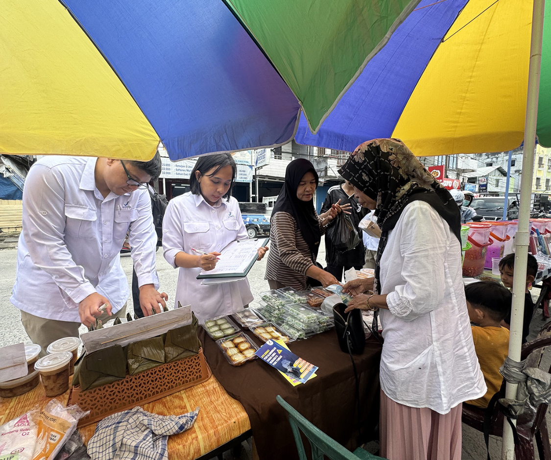 UJI MAKANAN: Petugas BPOM Tarakan turun melakukan uji makanan saat momen Ramadan lalu. (SEPTIAN ASMADI/HRK)