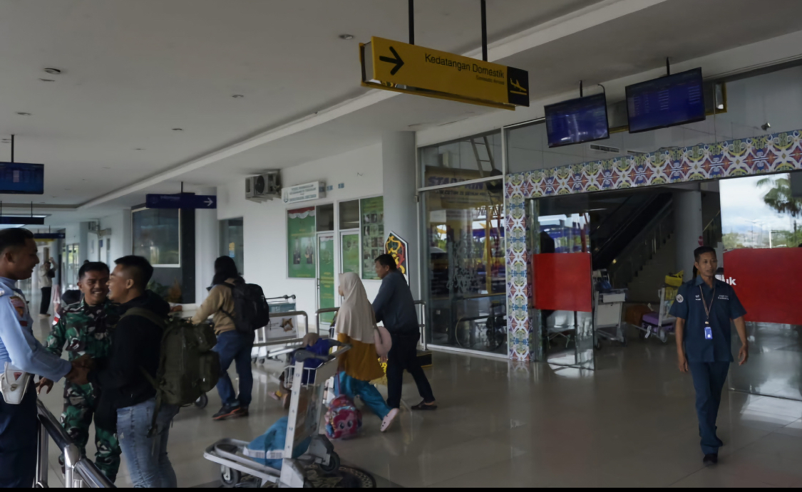 ARUS BALIK BANDARA: Jumlah penumpang yang tiba di Bandara Juwata Tarakan naik 5 persen pada momen arus balik Lebaran Idulfitri 2025. (SEPTIAN ASMADI/HRK)