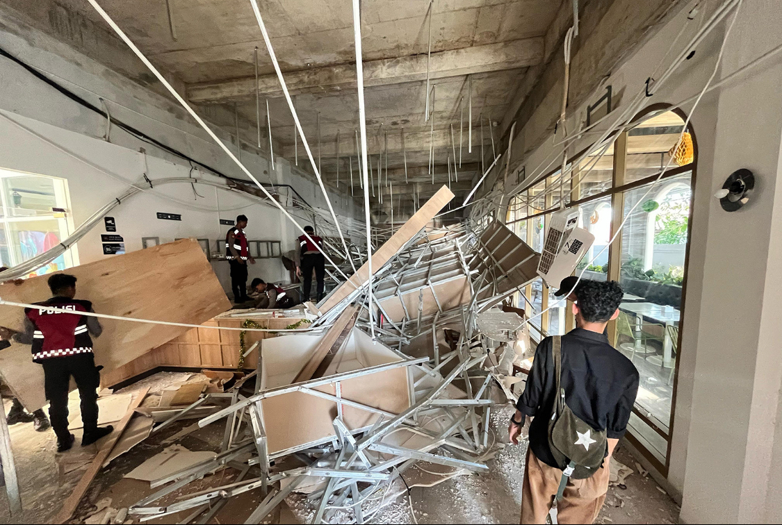 AMBRUK: Plafon di ruangan Coffeeshop Titik Koma yang berada di Jalan Katamso, Tanjung Selor tiba-tiba ambruk. (FAISAL/HRK)