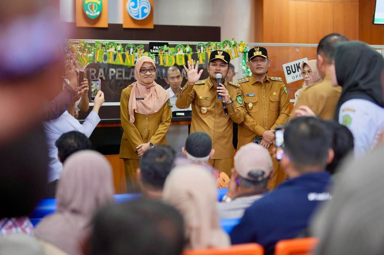 PANTAU :Gubernur Harum, Wagub Seno Aji dan Sekprov Sri Wahyuni memantau pelayanan Samsat di Jalan M Yamin Samarinda.  (ARIEF/ADPIMPROV KALTIM)