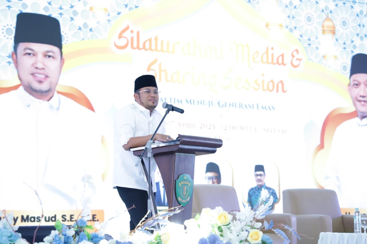 SAMBUTAN :Gubernur Kaltim Rudi Masud memberikan sambutan saat acara THR. (DISKOMINFO KALTIM UNTUK BERAU POST)