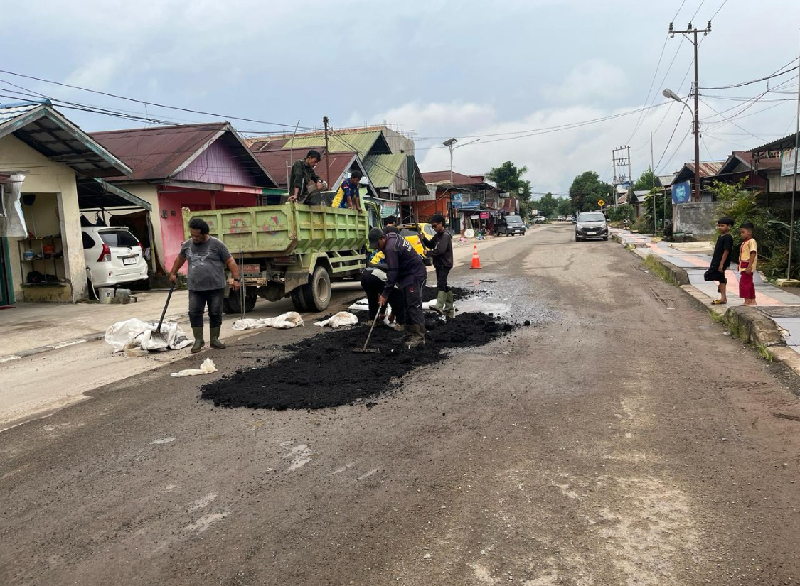 SEMPAT DIPERBAIKI: Jalan rusak di Jalan Mangga III yang dikeluhkan masyarakat sempat mendapat penanganan pada 11 Maret yang lalu.  Penanganan permanen bakal diusulkan APBD Perubahan 2025. (SENO/BP)
