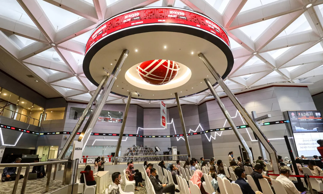 Awak media mengamati layar Indeks Harga Saham Gabungan (IHSG) di Bursa Efek Indonesia, Jakarta. (Dok. Salman Toyibi/Jawa Pos)