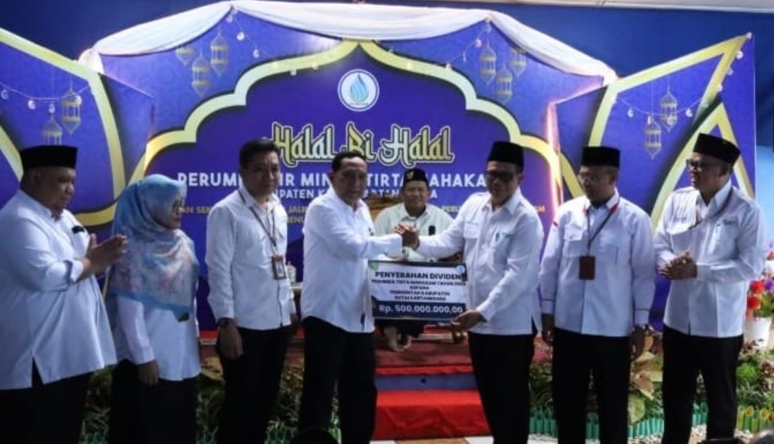 BERKEMBANG: Penyerahan dividen sebesar Rp 500 juta dari Perumda Air Minum Tirta Mahakam kepada Pemkab Kukar. (HUMAS UNTUK BP)