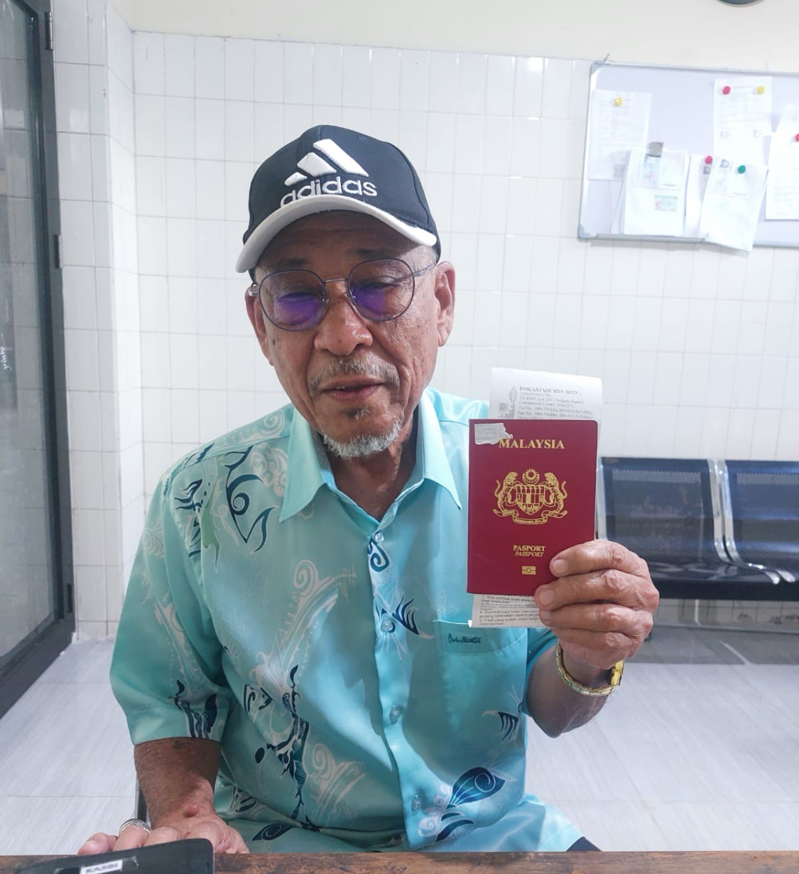 DIPERIKSA: Warga negara Malaysia berinisial AH (60) menunjukkan paspornya saat dilakukan pemeriksaan oleh petugas Imigrasi Tarakan. (KANTOR IMIGRASI TARAKAN UNTUK HRK)