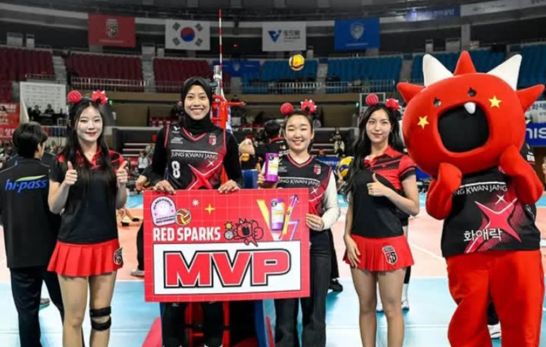 Momen Megawati Hangestri Pertiwi saat menerima penghargaan MVP bersama Red Sparks. (@red__sparks)