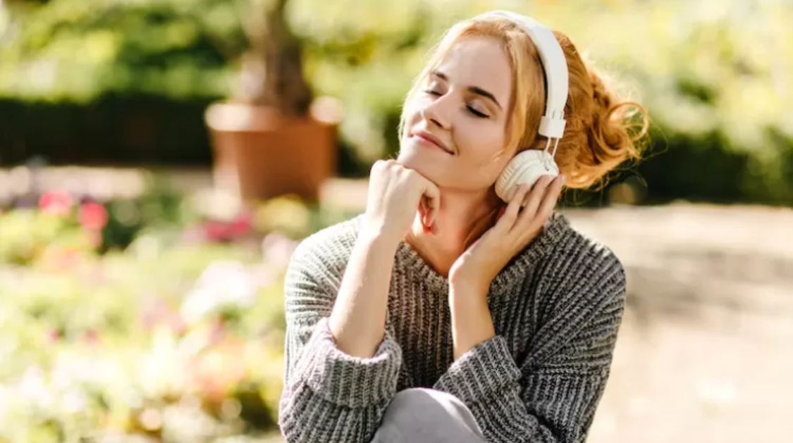 Ilustrasi seseorang yang sedang mendengarkan musik. (freepik)