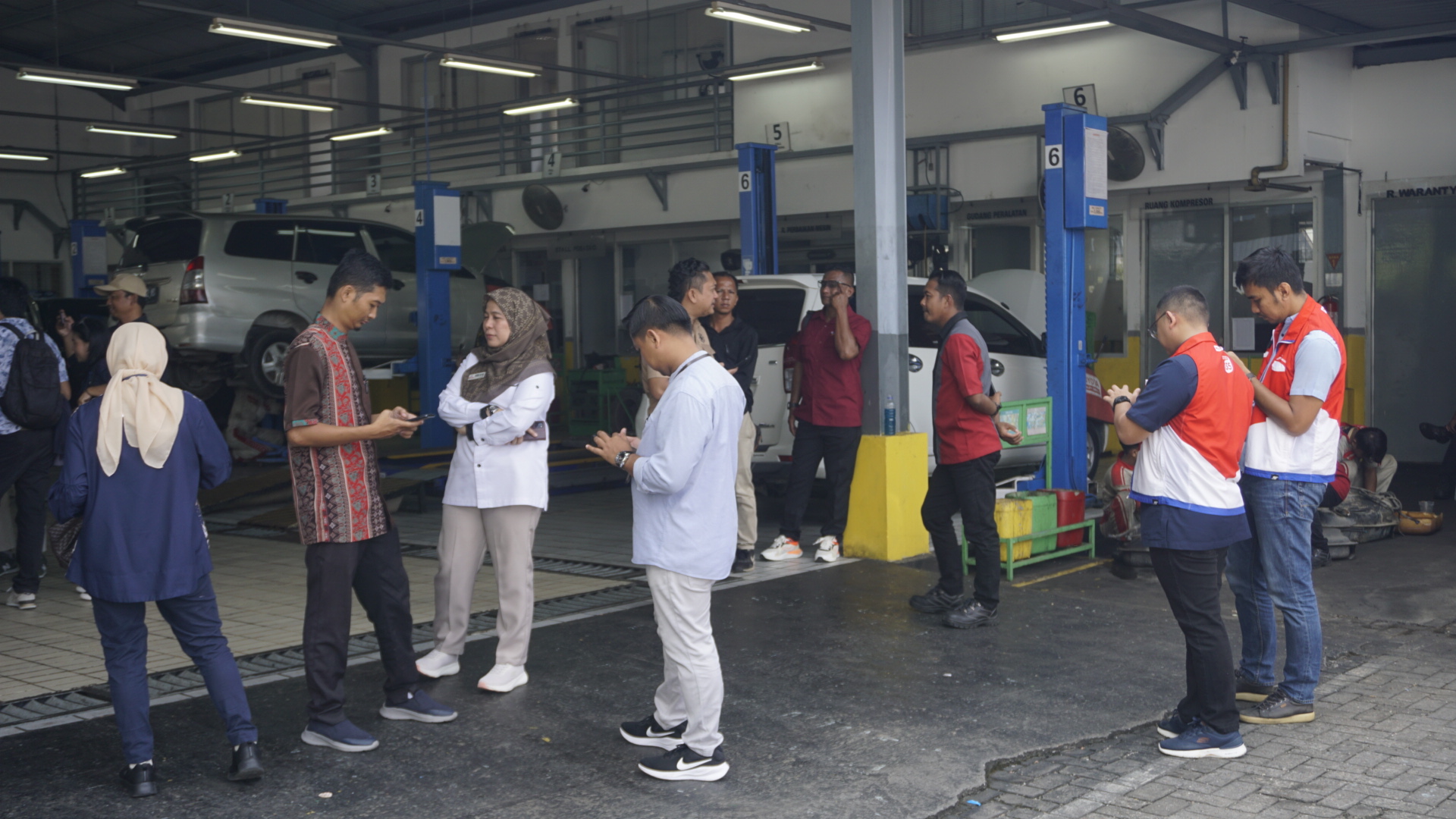 KLARIFIKASI: Pihak pertamina saat mendatangi bengkel yang diduga menemukan BBM berbeda warna untuk meminta klarifikasi, Kamis (10/4). (SEPTIAN ASMADI/HRK)