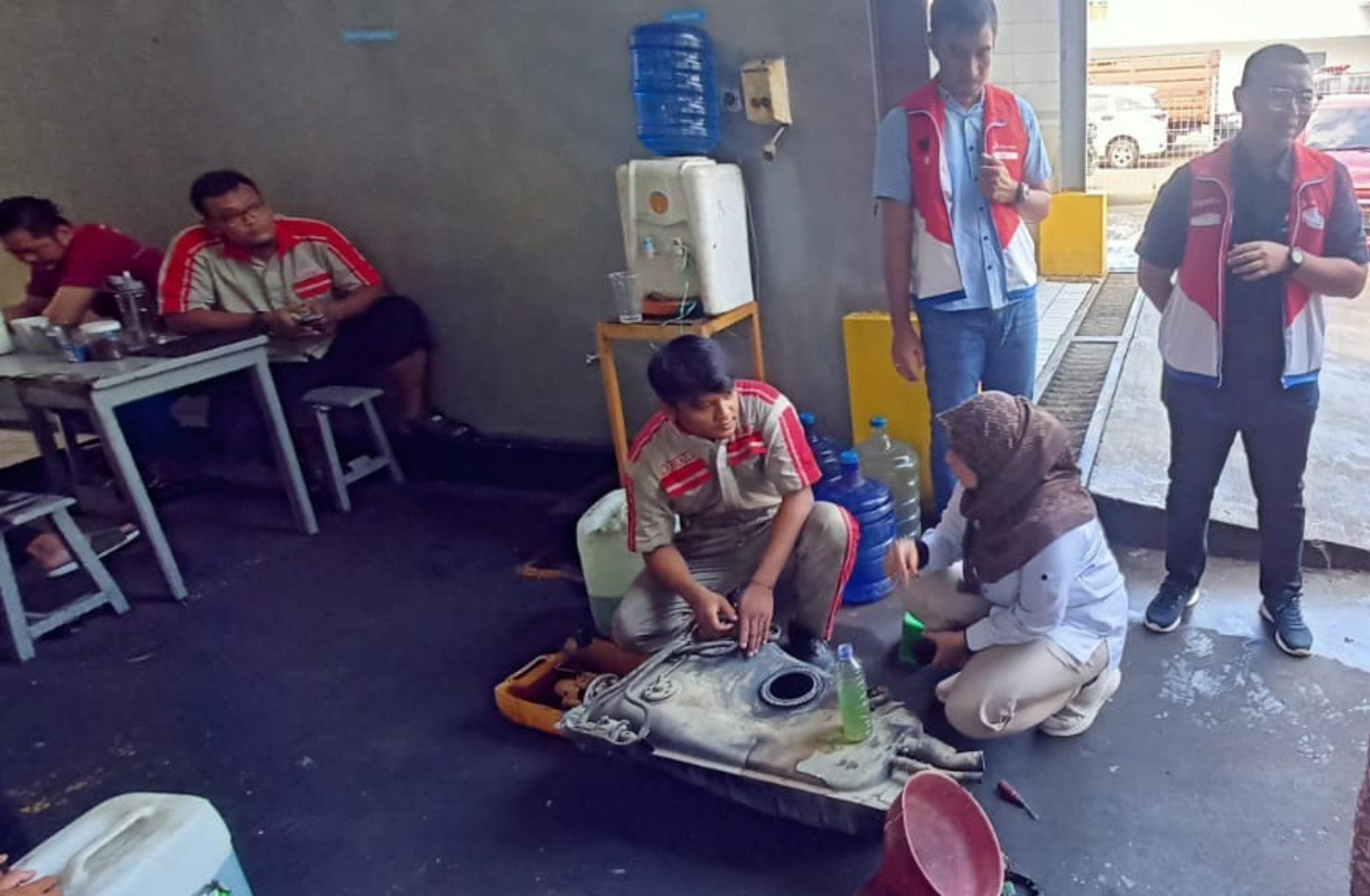 PEMERIKSAAN: Ombudsman RI Kaltara mengecek ke salah satu SPBU dan bengkel di Tarakan perihal dugaan adanya zat lain yang mencemari BBM. (SEPTIAN ASMADI/HRK)