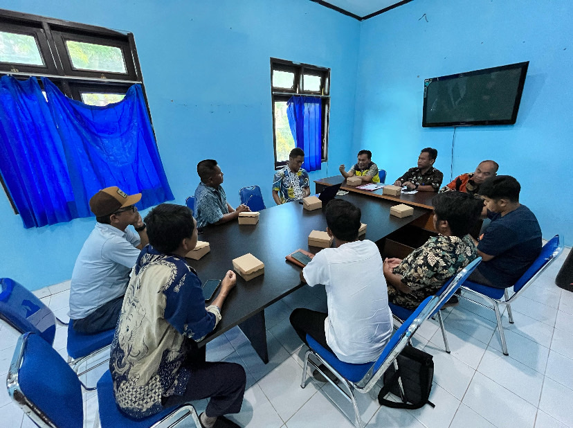 DUDUK BERSAMA: Pemkam Balikukup, Pemerintah Kecamatan Batu Putih dan DPUPR Berau melaksanakan pertemuan membahas air bersih di Kampung Balikukup.  (SENO/BP)