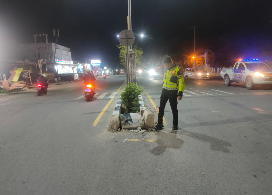 OLAH TKP: Personel Satlantas Polresta Bulungan lakukan olah TKP laka tunggal yang menimpa dua pemuda, Kamis (10/4) malam. (POLRES BULUNGAN UNTUK HRK)