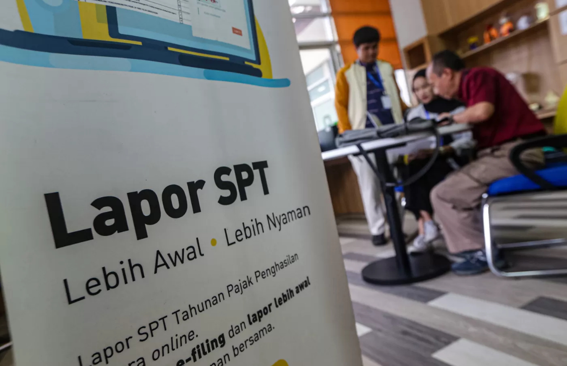 Petugas melayani wajib pajak di Kantor Pelayanan Pajak Pratama Jakarta Cilandak di Jakarta, Kamis (7/3/2024). (SALMAN TOYIBI/JAWA POS)