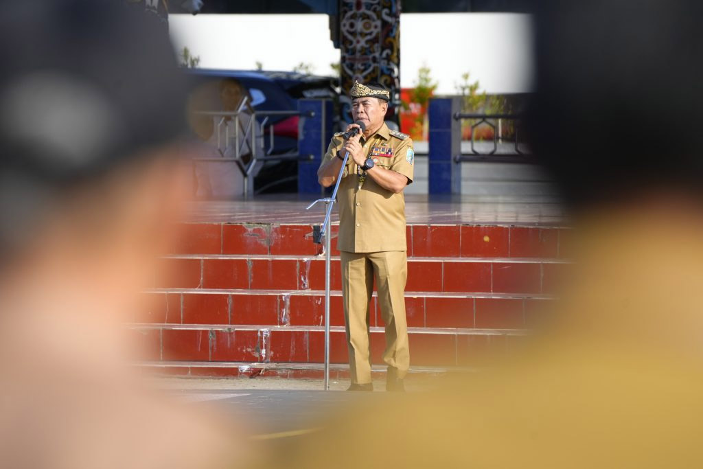 PROMOSIKAN BUDAYA: Gubernur Kaltara Dr H Zainal Arifin Paliwang, S.H., M.Hum mengajak ASN agar memakai aksesoris lokal khas Kaltara setiap hari kerja. (DKISP KALTARA)
