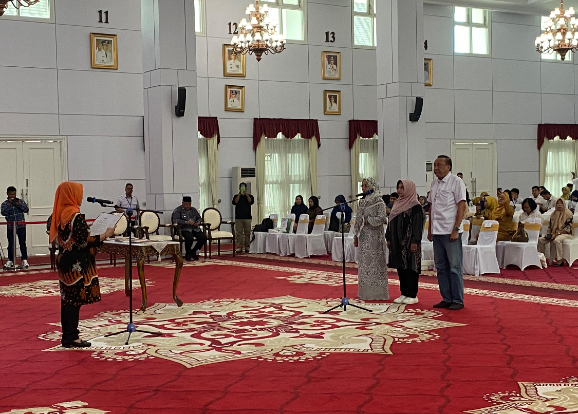 BAKAL DILANTIK: Bupati dan Wakil Bupati Berau serta ketua organisasi daerah saat melaksanakan geladi bersih di Odah Etam, Kantor Gubernur Kaltim, Jalan Gajah Mada, Samarinda, Senin (14/4). (SENO/BP)