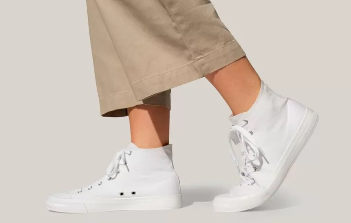 Tips pakai sepatu putih agar penampilan lebih menarik. (freepik)