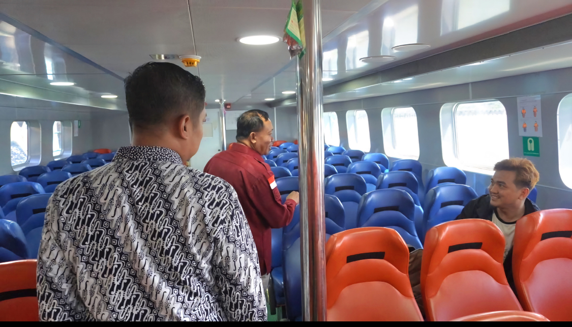 PENGAWASAN WNA: Petugas Imigrasi Tarakan terus mengawasi lalu lintas WNA di Pelabuhan Malundung Tarakan. (SEPTIAN ASMADI/HRK)