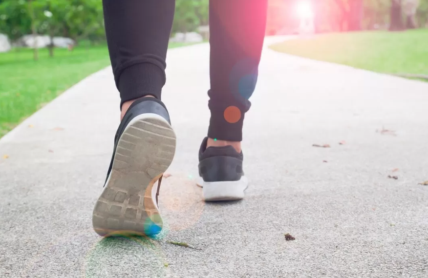 Ilustrasi jalan kaki. (freepik)